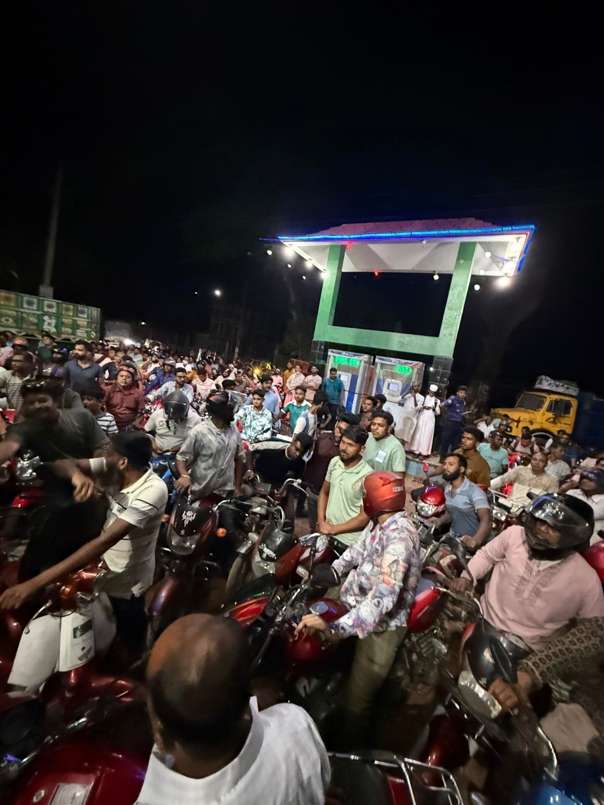 পাম্পে পাম্পে ছুটছেন মানুষ, দীর্ঘ লাইনে দুর্ভোগ