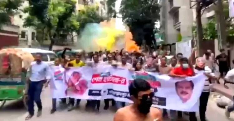 ধানমন্ডিতে ঝটিকা মিছিল ও ককটেল বিস্ফোরণ, আটক ৪