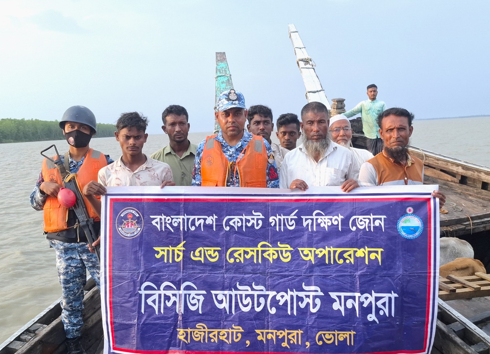 ভোলার মনপুরায় বোটসহ ১২ জন যাত্রীকে উদ্ধার করেছে কোস্টগার্ড