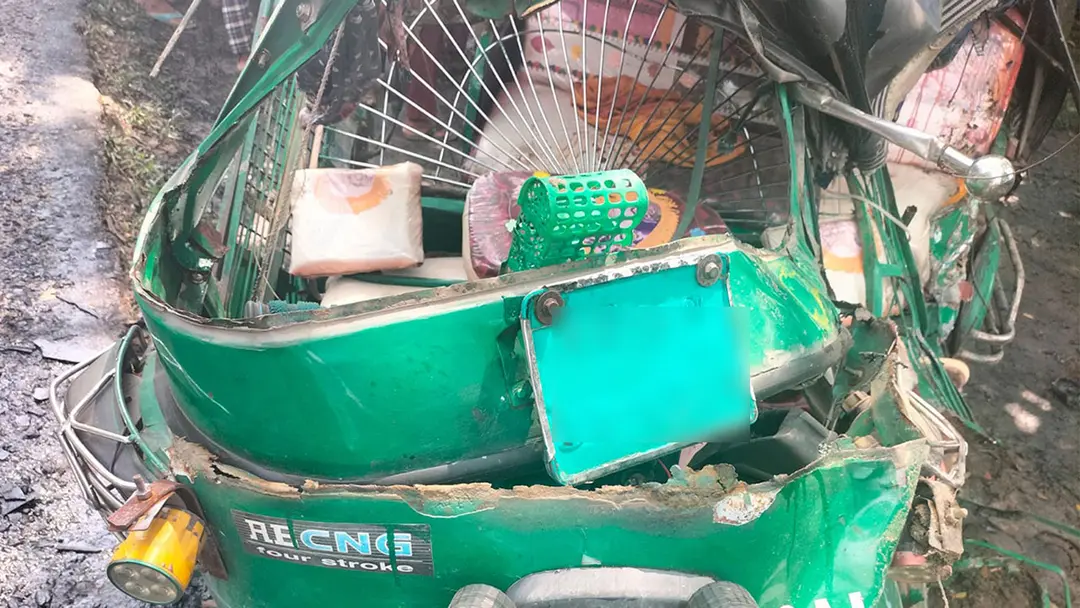 ডাম্প ট্রাকের ধাক্কায় অটোরিকশা উল্টে ৫ এসএসসি পরিক্ষার্থী আহত