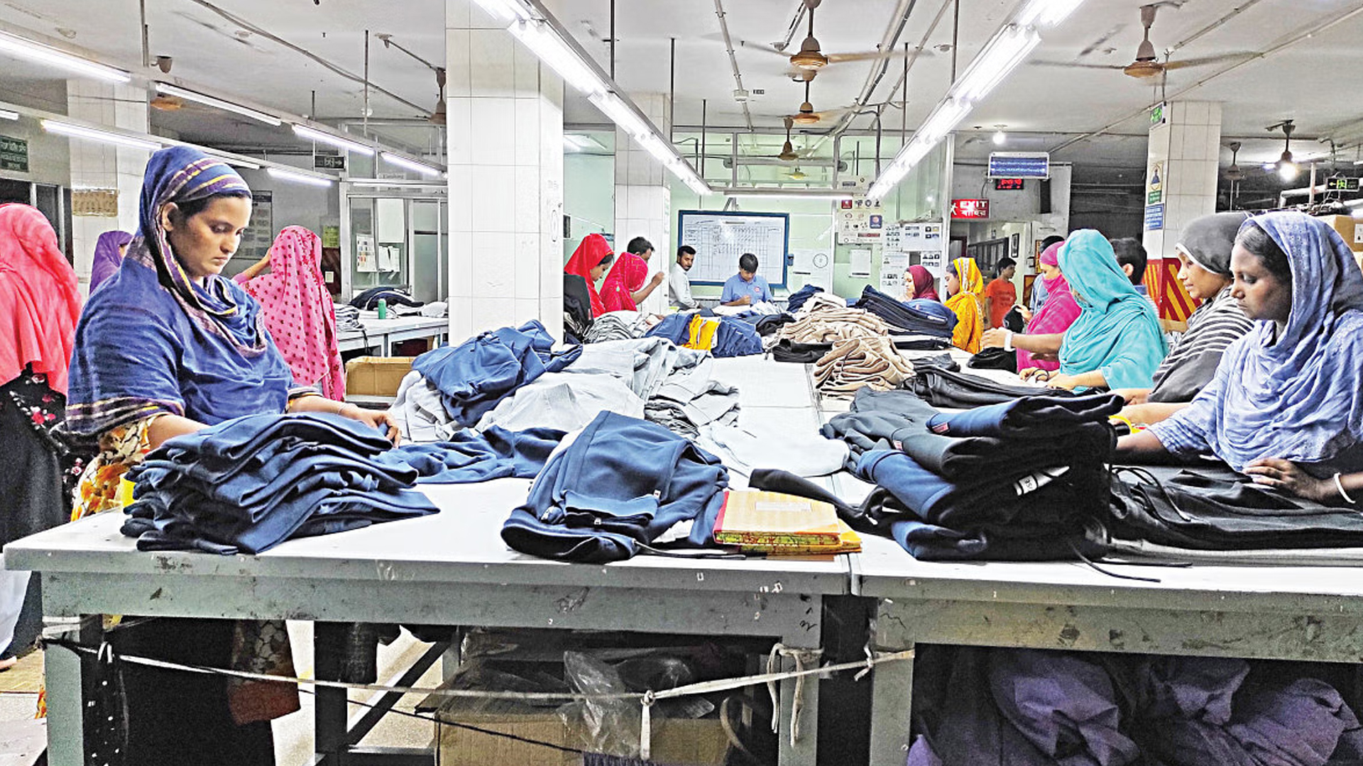 তৈরি পোশাক রপ্তানিতে ধস, কৌশল বদলের ওপর জোর