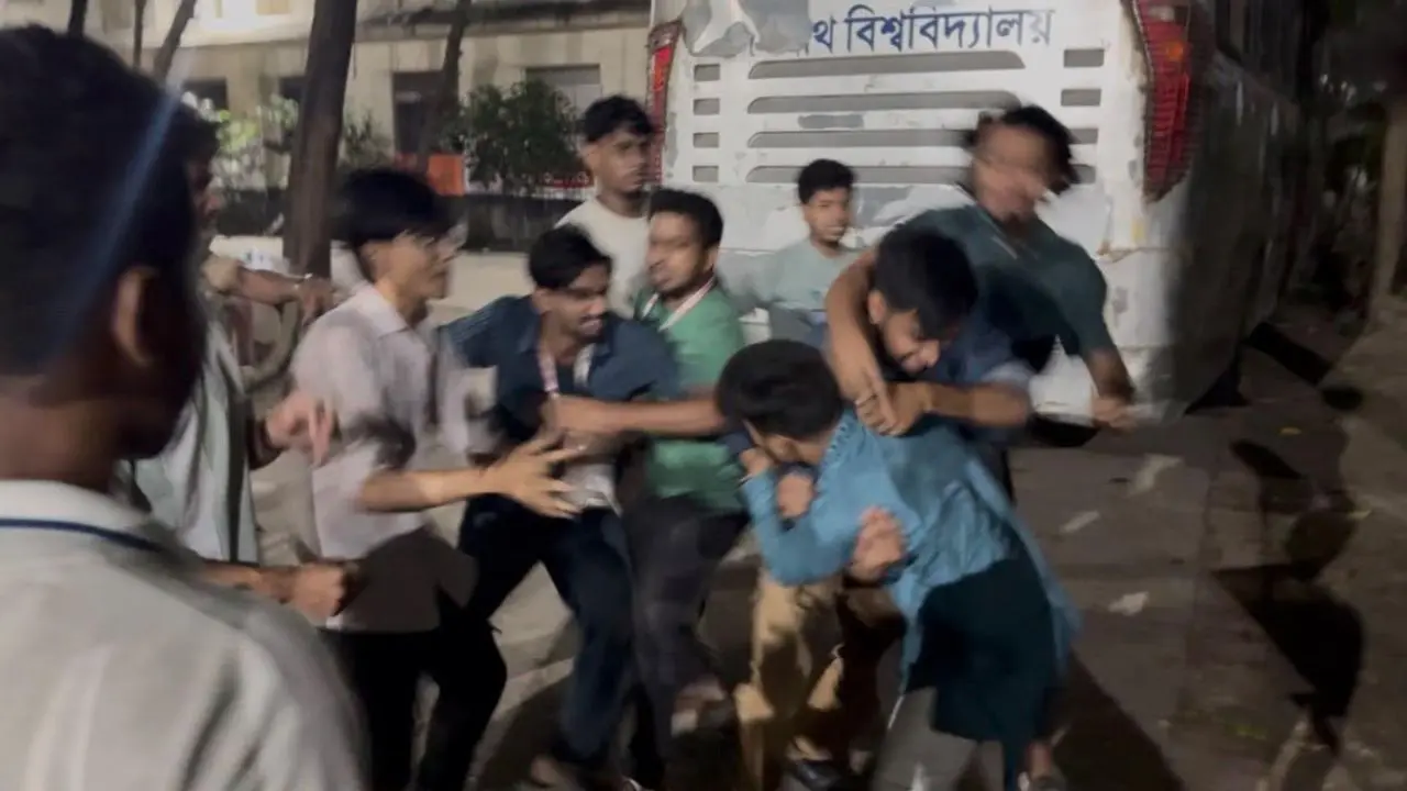 জবি ছাত্রদলের কনসার্টে স্টেজে বসা নিয়ে দুই গ্রুপের সংঘর্ষ, আহত ৩