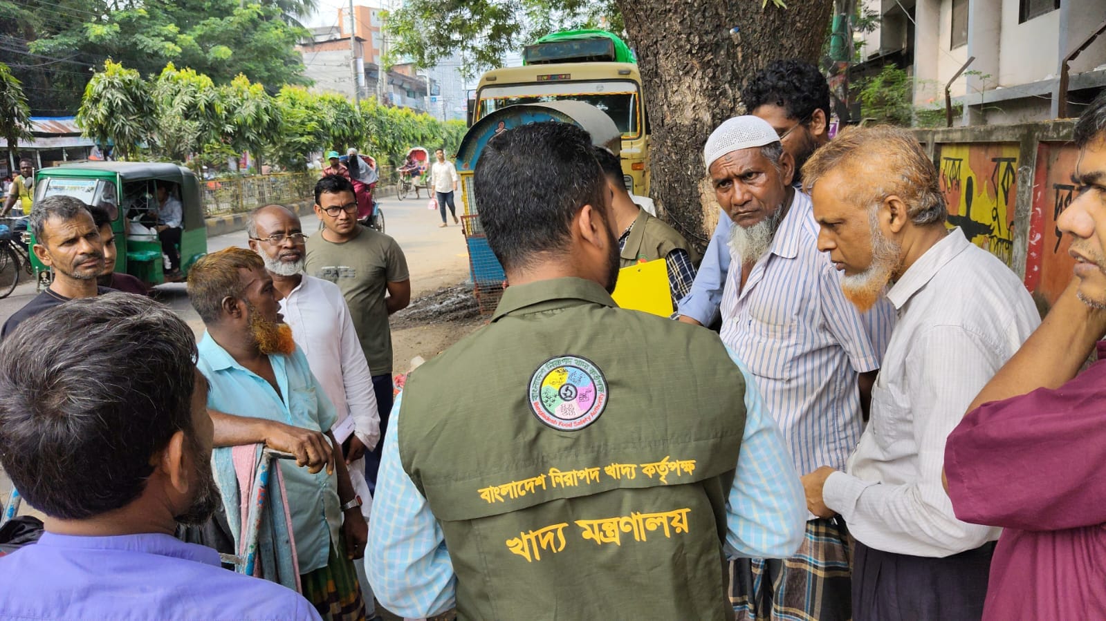 ফেনীতে শিক্ষাপ্রতিষ্ঠানের সামনে অস্বাস্থ্যকর খাবার বিক্রি, শিক্ষার্থীদের স্বাস্থ্যঝুঁকি; কঠোর নির্দেশ প্রশাসনের