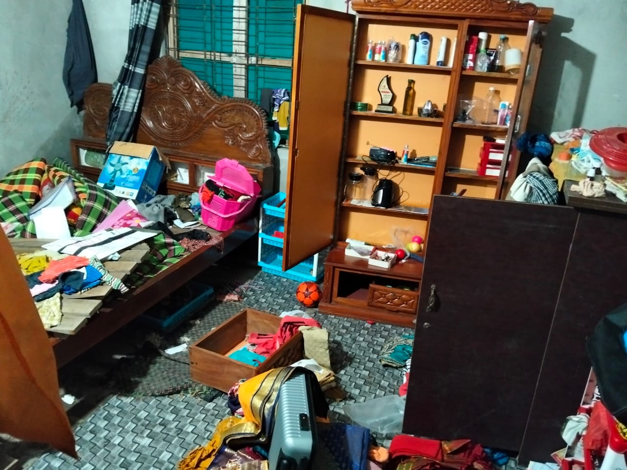 বাগেরহাটে গভীর রাতে পুলিশ পরিচয়ে বসতবাড়িতে হামলা-ভাঙচুর, স্বর্ণালঙ্কার ও নগদ টাকা লুটের অভিযোগ