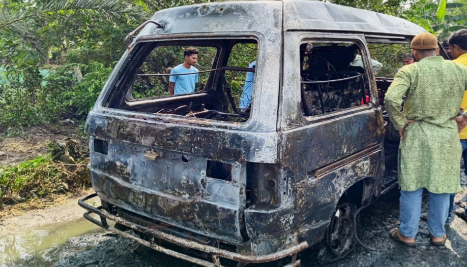 তেল নিতে গিয়েই আগুন, মুহূর্তে ছাই মাইক্রোবাস