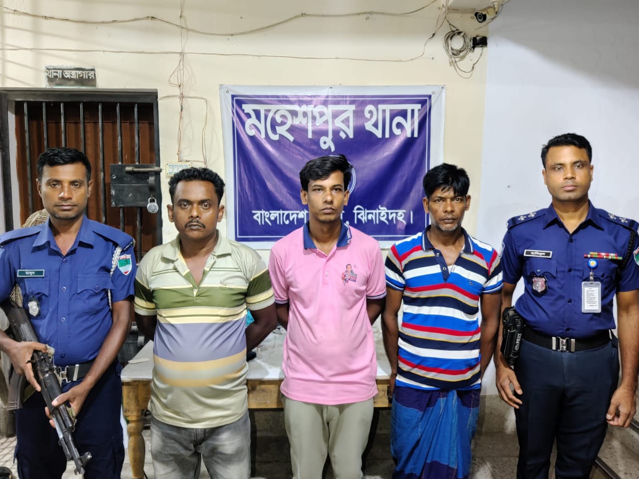 ঝিনাইদহে ধর্ষণচেষ্টার অভিযোগে আটক আ’লীগ নেতাকে জিম্মি করে চাঁদাবাজি, আটক ৩