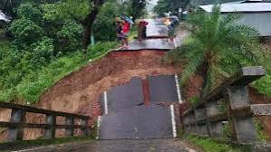 ধসে পড়েছে সেতু, বান্দরবান-রাঙ্গামাটি সড়ক যোগাযোগ বিচ্ছিন্ন