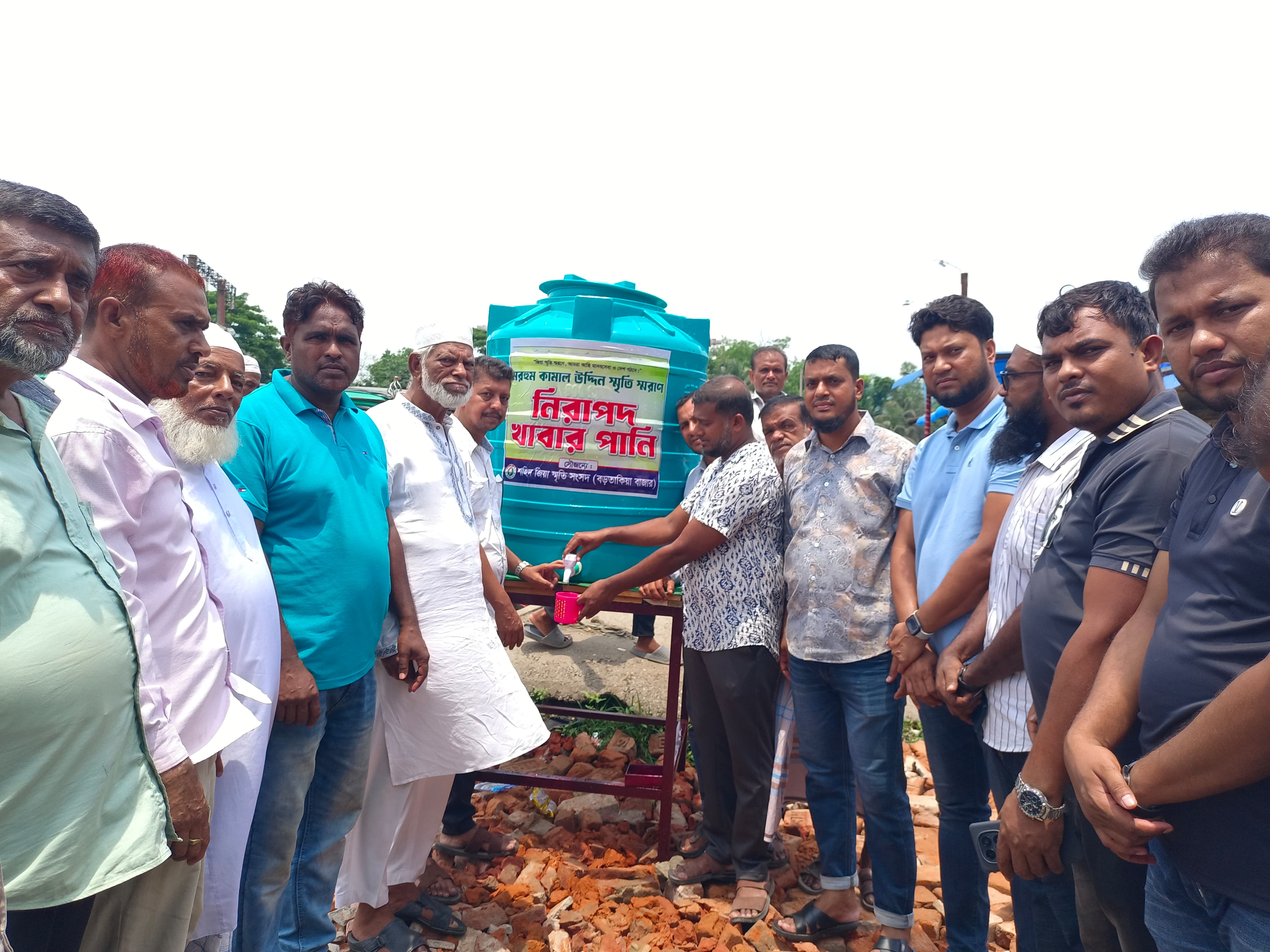 বড়তাকিয়া বাজারে নিরাপদ খাবার পানির ট্যাংক বসালো শহীদ জিয়া স্মৃতি সংসদ