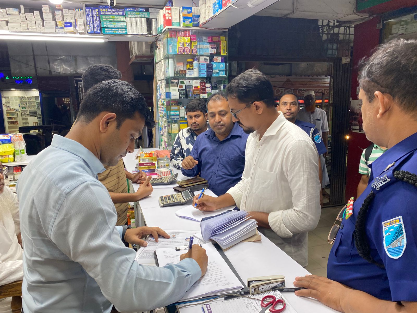 সোনারগাঁয়ে অননুমোদিত ও মেয়াদোত্তীর্ণ ওষুধ বিক্রি, জরিমানা ১০ হাজার টাকা