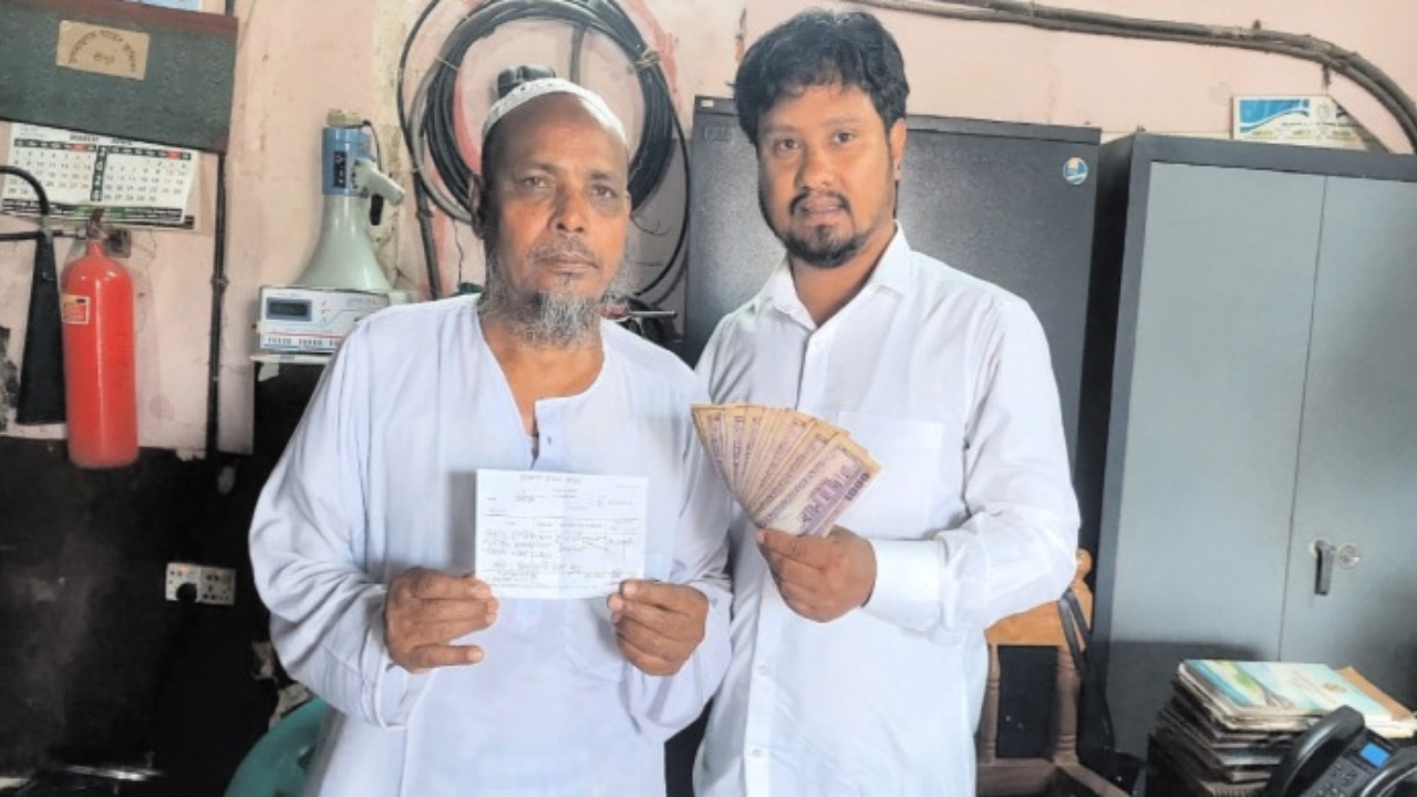 ৪৮ বছর পর ট্রেনের ভাড়া পরিশোধ, প্রশংসায় ভাসছেন মফিজুল