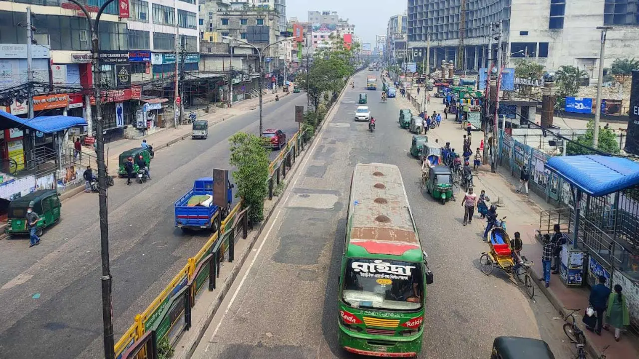 চেনা রূপে ফেরেনি ঢাকা, ফাঁকা সড়কেও বাসের ধীরগতি