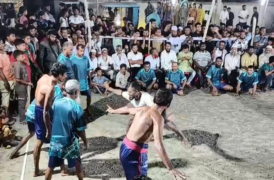 সোনারগাঁয়ে পঞ্চাশোর্ধ্বদের কাবাডি লড়াই, মাঠে হাজারো দর্শকের উচ্ছ্বাস