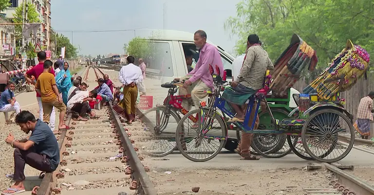 থামছে না লেভেল ক্রসিংয়ে ট্রেন দুর্ঘটনা; দিনে গড়ে তিনজন নিহত, বাড়ছে উদ্বেগ