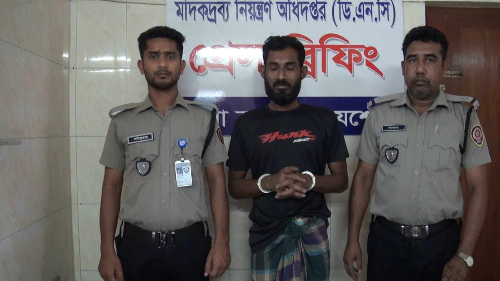 যশোরে রিভলবার, ৩ রাউন্ড গুলি ও গাজাসহ যুবক আটক