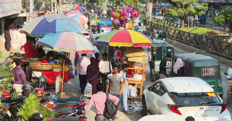 ফুটপাত ছাড়তে হবে, তবে পথে বসবে না—হকারদের পুনর্বাসনে আসছে নতুন নীতিমালা