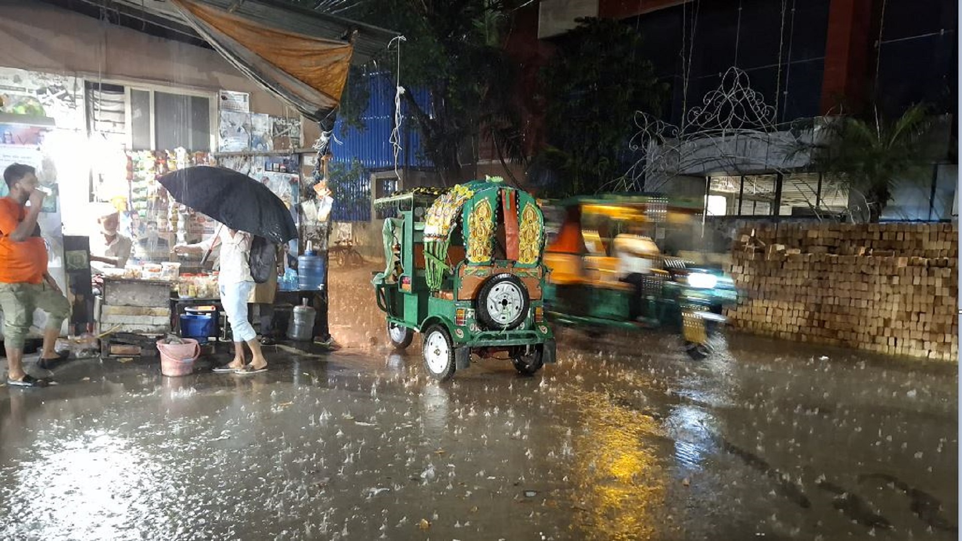 ঢাকাসহ দেশের কিছু অঞ্চলে ঝড়ো হাওয়া ও বজ্রসহ বৃষ্টি