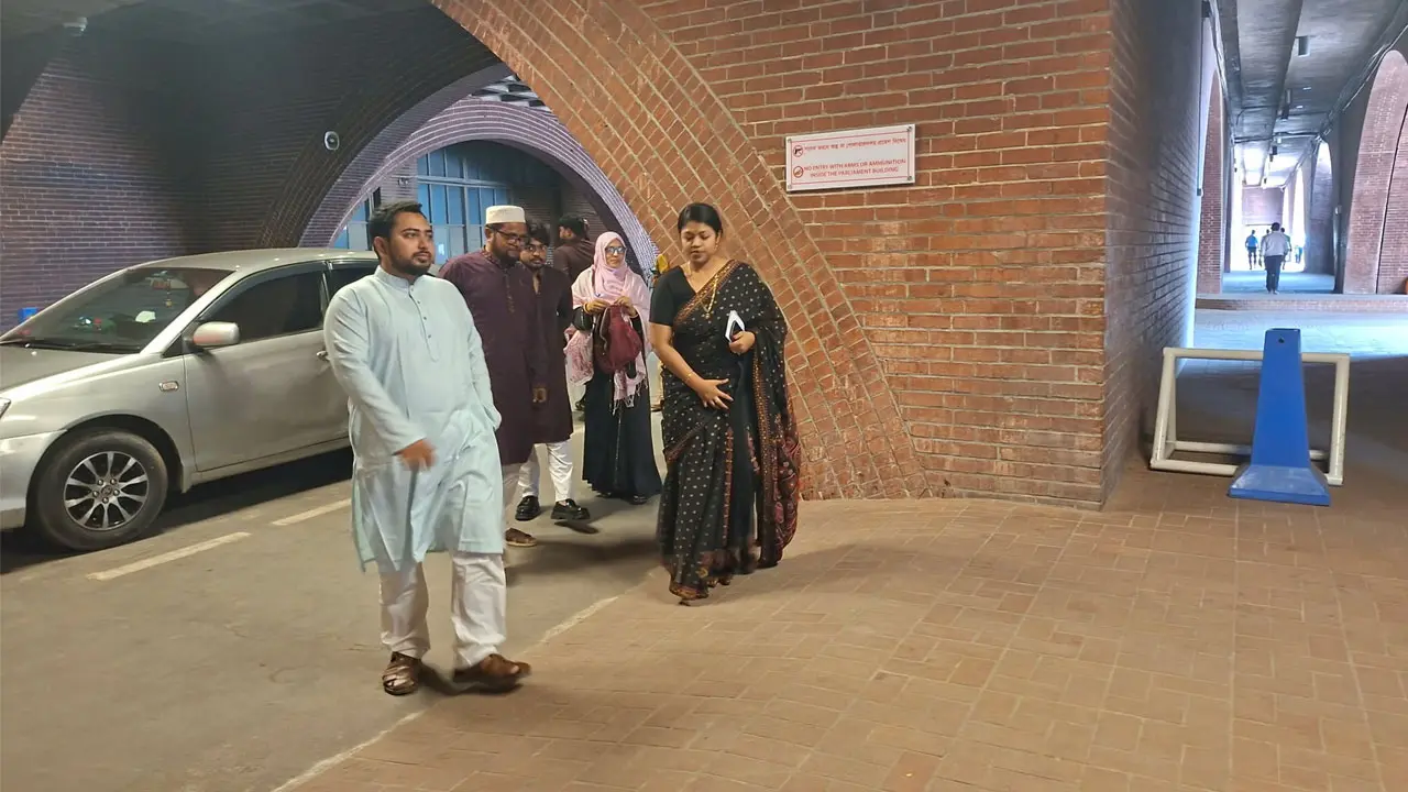 শপথ নিতে সংসদে এনসিপি নেত্রী নুসরাত তাবাসসুম