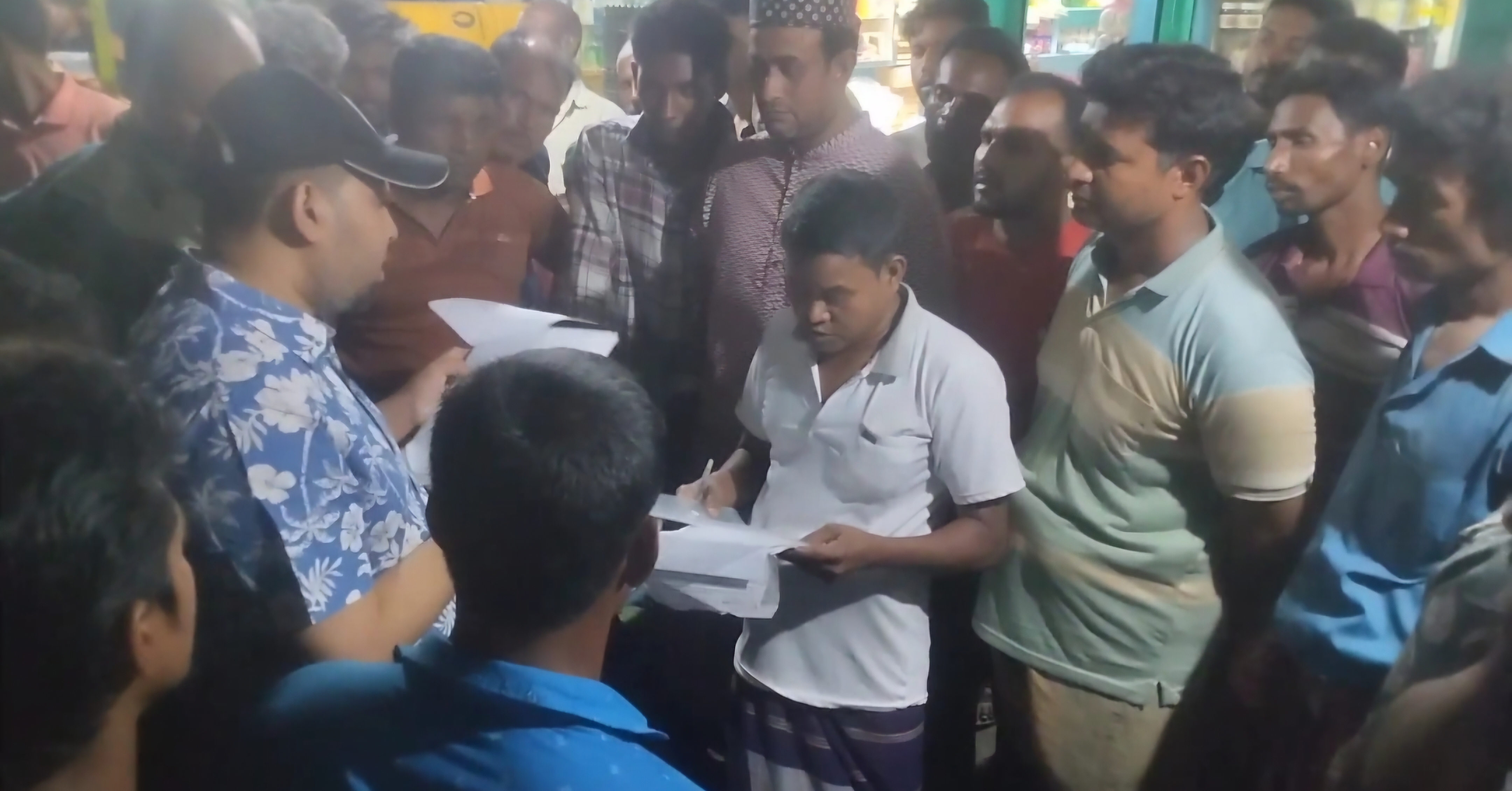 বেশি দামে ডিজেল বিক্রি করায় অর্থদণ্ড, তেল বিক্রি করলেন ম্যাজিস্ট্রেট