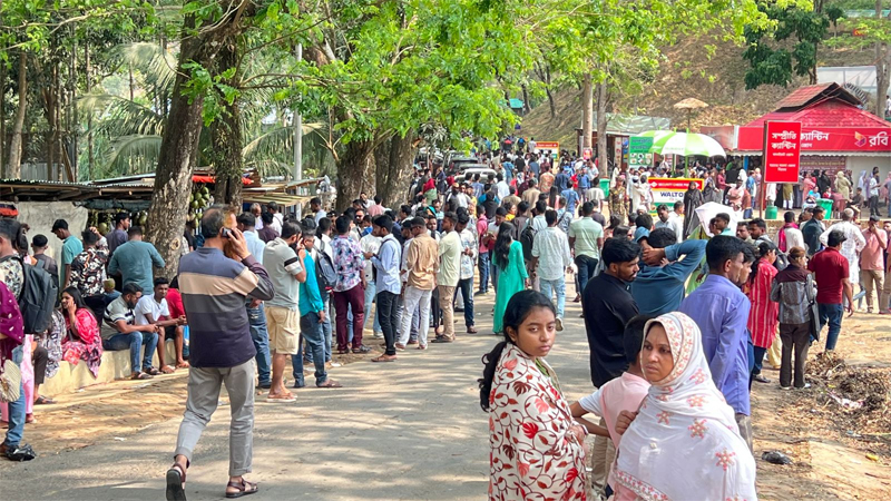 ঈদের ছুটিতে সাজেকে পর্যটকদের উপচেপড়া ভিড়
