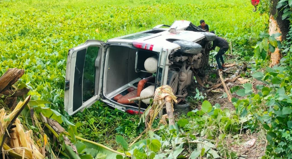 ঝালকাঠিতে রোগী নিয়ে এম্বুলেন্স খাদে,আহত ৪