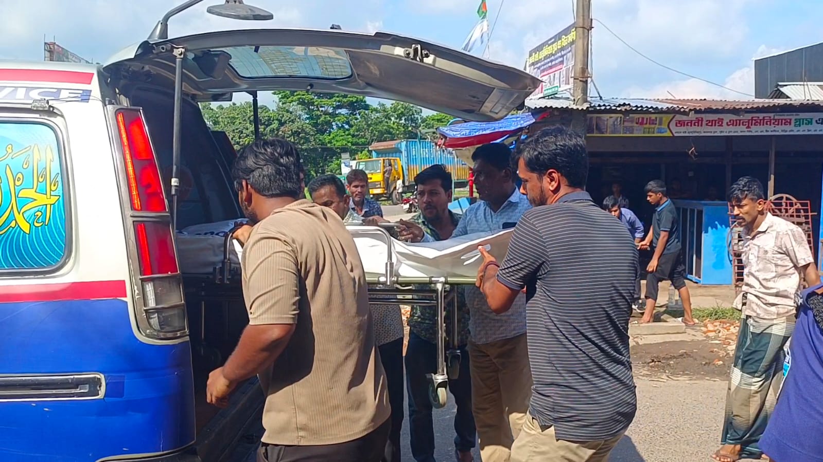 মীরসরাইয়ে আবাসিক হোটেলের কক্ষে পুলিশের  সাব-ইন্সপেক্টরের ঝুলন্ত লাশ উদ্ধার, পাশে পড়েছিল রক্তাক্ত অবস্থায় আহত স্ত্রী ও শিশু সন্তান