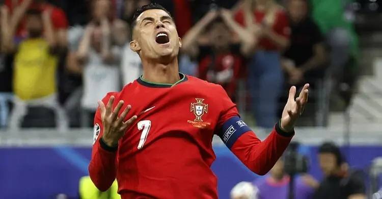 হঠাৎ জাতীয় দলের ক্যাম্প ছাড়লেন রোনালদো, নিষেধাজ্ঞার শঙ্কা