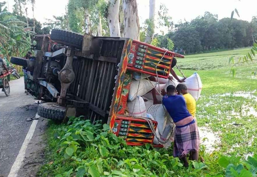গাইবান্ধায় ধান বোঝাই শ্যালো মেশিনের ইঞ্জিন চালিত ভটভটি ধাক্কায় ভ্যানচালক নিহত
