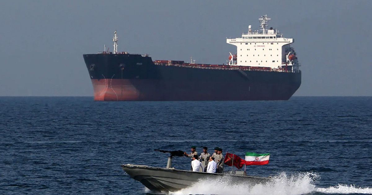 হরমুজে কড়াকড়ি: দিনে সর্বোচ্চ ১৫ জাহাজ চলাচলের শর্ত দিল ইরান