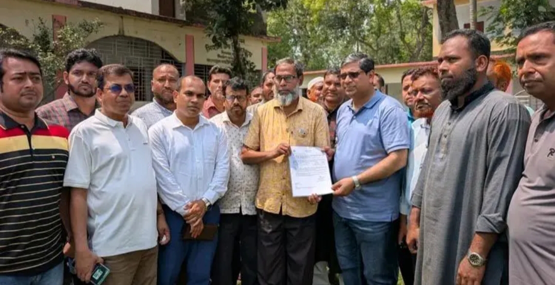 বিদ্যালয় চত্বরে ময়লার স্তূপ, ক্ষুব্ধ প্রতিমন্ত্রী