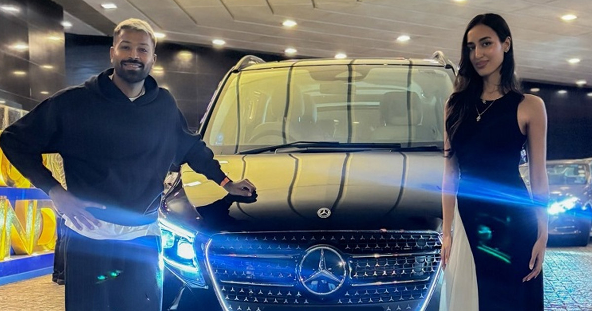 হার্দিক পান্ডিয়া প্রেমিকাকে উপহার দিলেন ১.৭ কোটি রুপির মার্সিডিস-বেঞ্জ গাড়ি