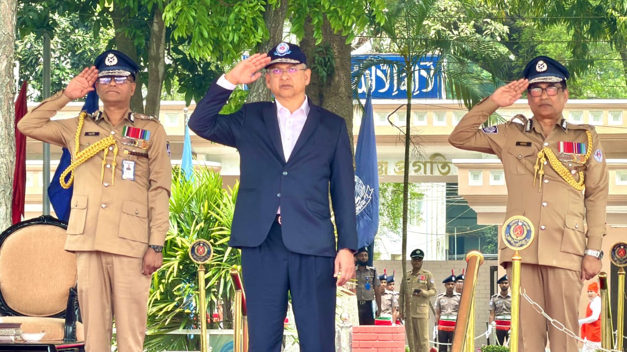 এই পোশাকে পুলিশ বাহিনী সন্তুষ্ট নয়: স্বরাষ্ট্রমন্ত্রী