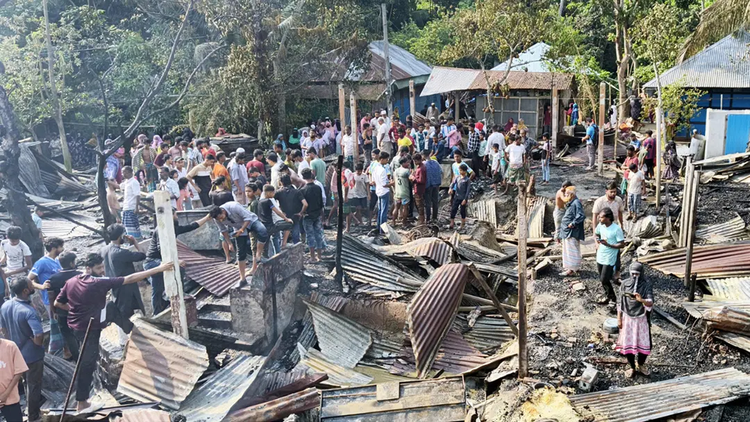 চাঁদপুরে ভয়াবহ আগুনে পুড়ল ২০ বসতঘর, নিঃস্ব ১১ পরিবার