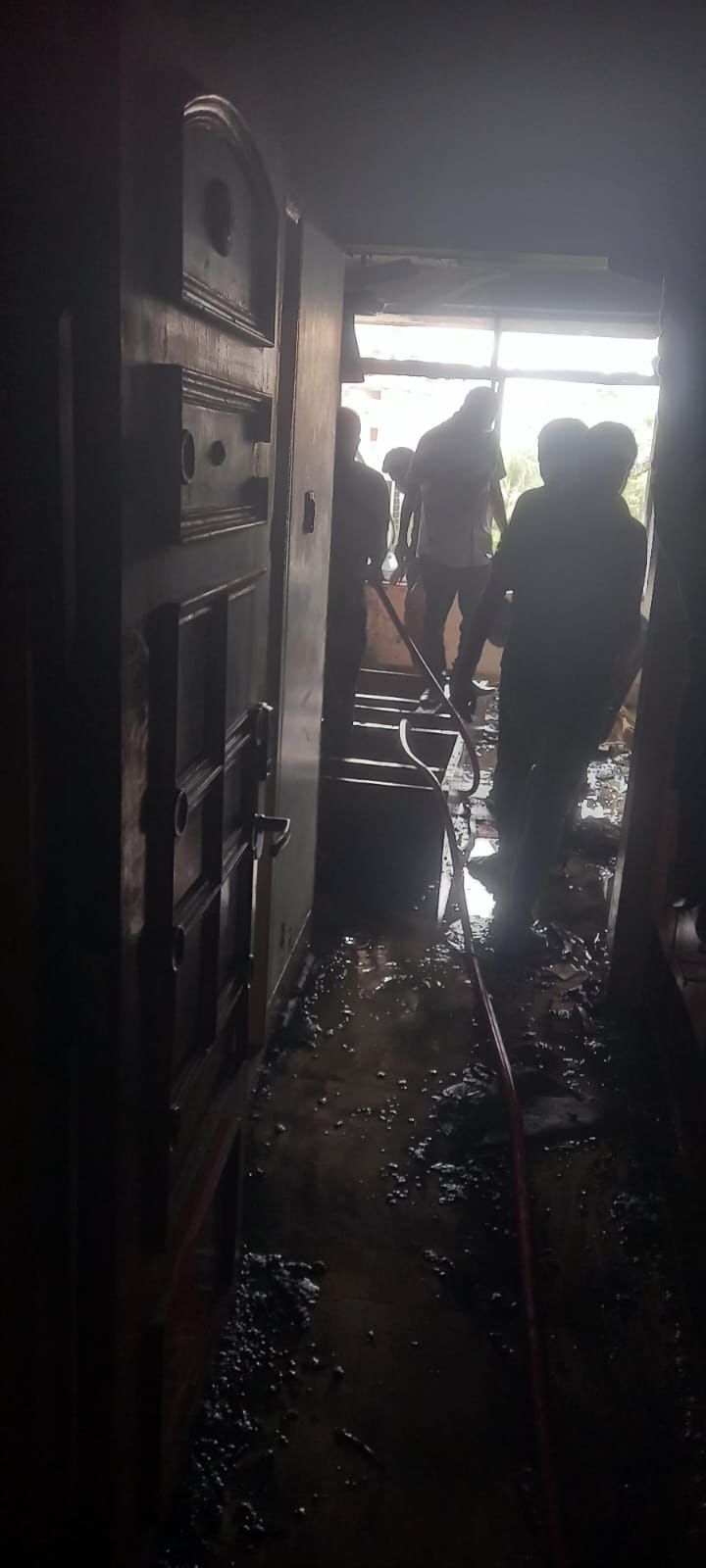 খুলনায় টাইগার গার্ডেন হোটেলে আগুন