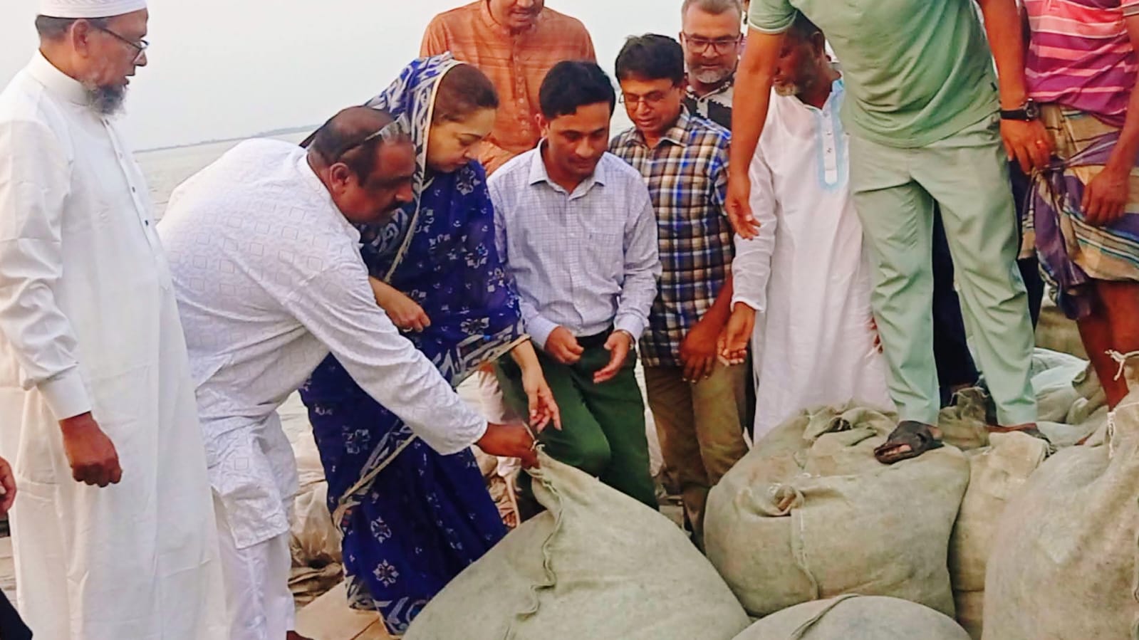 ফরিদপুরে নদীভাঙন ঠেকাতে জিও ব্যাগ ফেলার কার্যক্রমের উদ্বোধন করলেন এমপি চৌধুরী নায়াব ইউসুফ