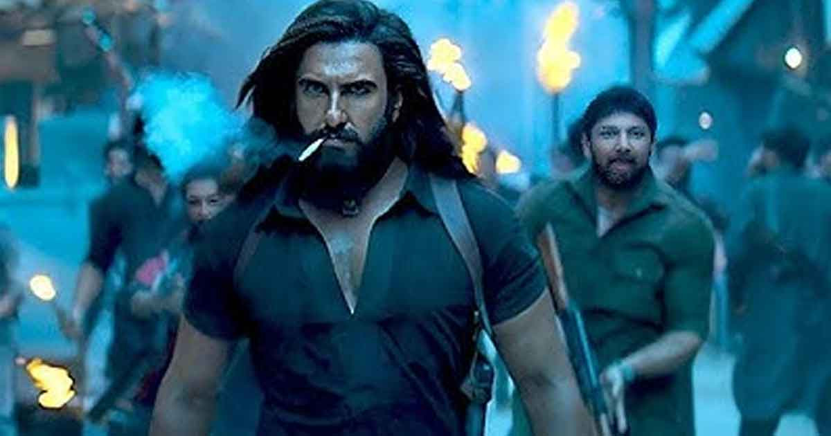 সাফল্যের মাঝে বিতর্ক, আদালতে ছুটলেন ‘ধুরন্ধর’ নির্মাতা