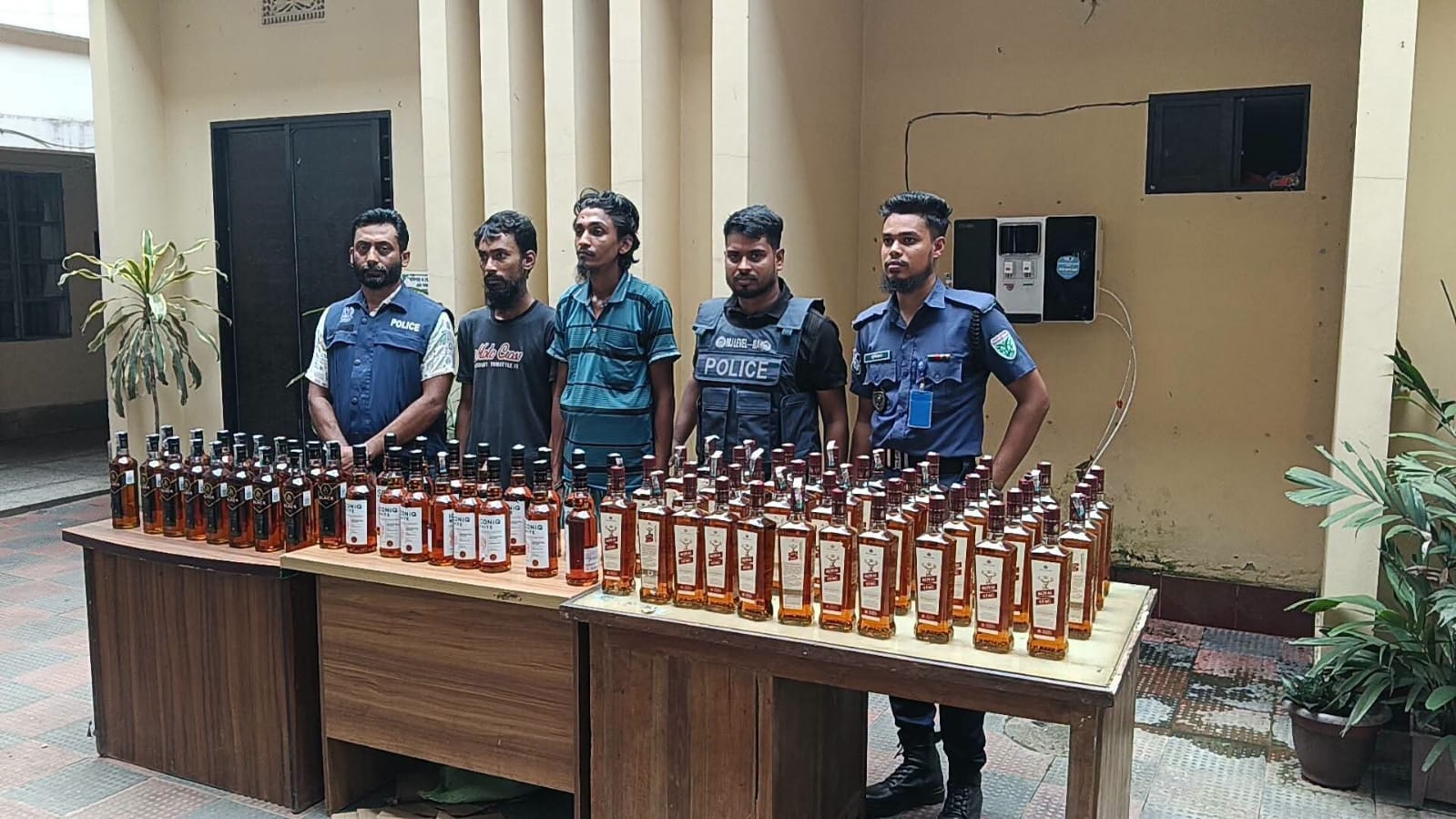 মৌলভীবাজারের পুলিশ ফাঁড়ির বিশেষ অভিযান: ১৬ লক্ষ টাকার ভারতীয় চোরাই পণ্য জব্দ, আটক ৩