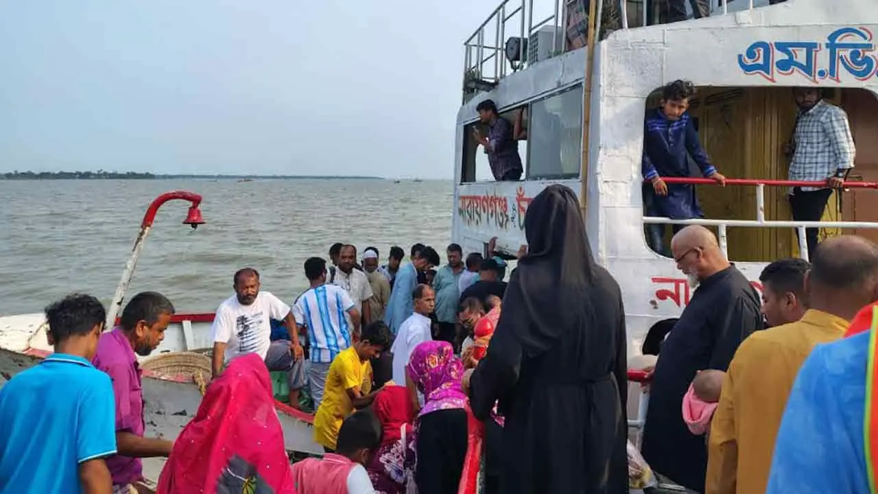 মেঘনায় বিকল লঞ্চ, ৯৯৯-এ ফোন পেয়ে ৮০ যাত্রী উদ্ধার