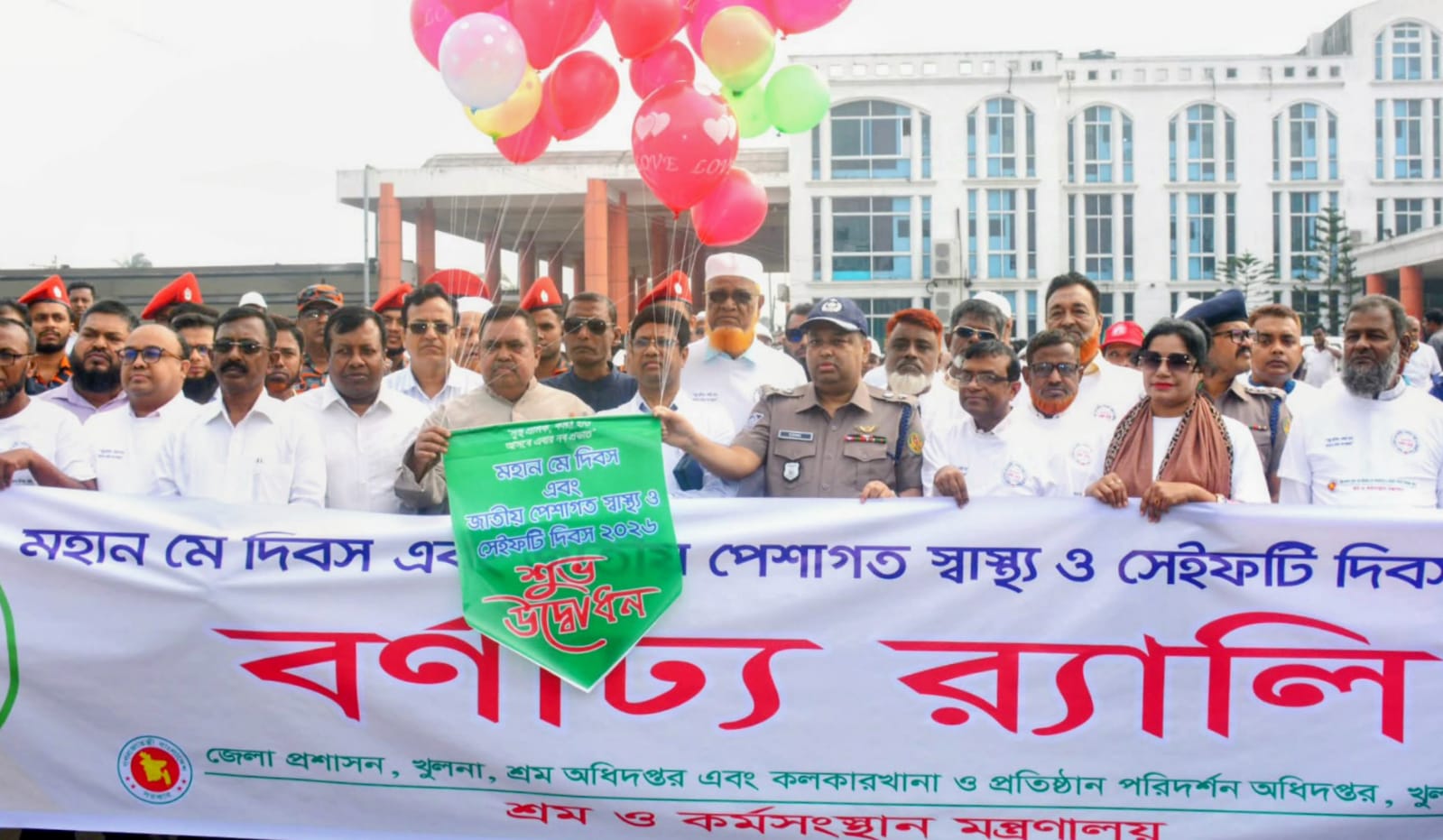 দেশের অর্থনীতির চাকা সচল রাখতে শ্রমিকদের অবদান অপরিসীম