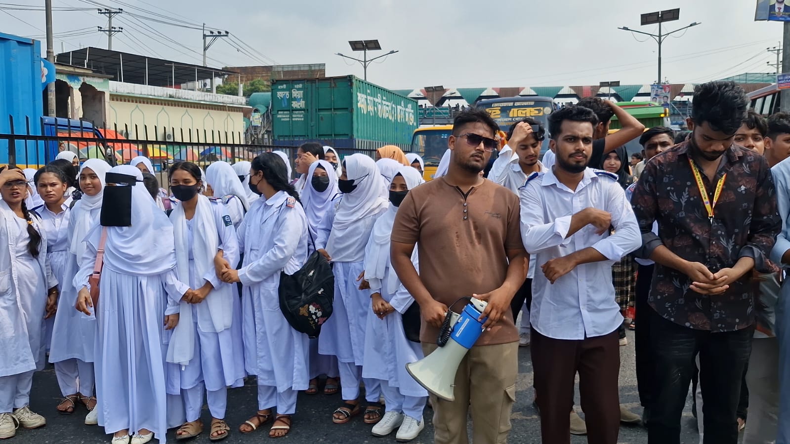 সোনারগাঁয়ে ‘হাফ ভাড়ার’ দাবিতে শিক্ষার্থীদের মহাসড়ক অবরোধ, যানজট