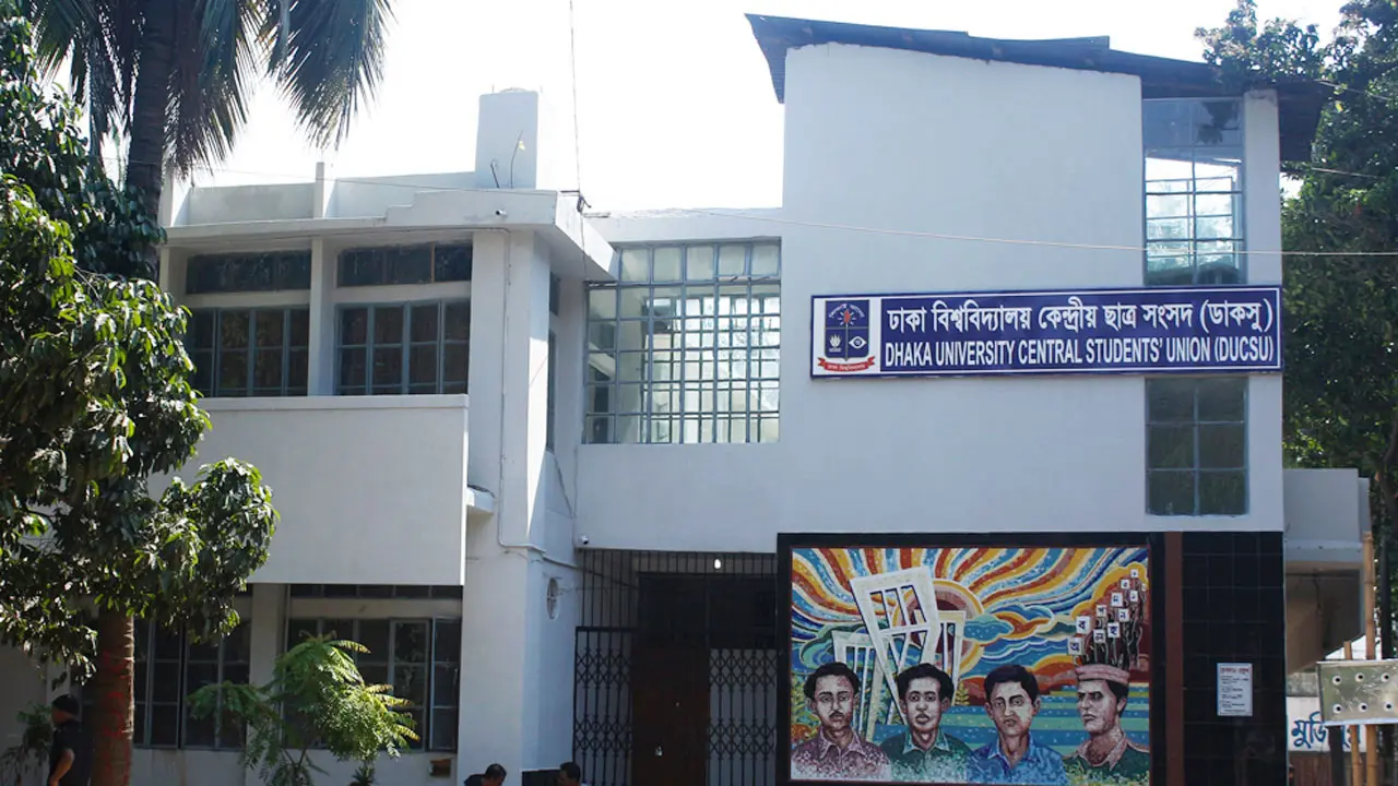 আক্রমণের শিকার হলেও শিক্ষার্থীদের পাশে দাঁড়াতে থেমে যাইনি