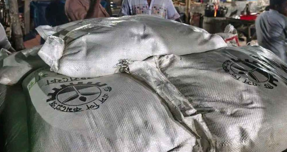 গাইবান্ধায় বিক্ষোভের মুখে ২১১ বস্তা সার জব্দ, ব্যবসায়ীর ৩০ হাজার টাকা জরিমানা
