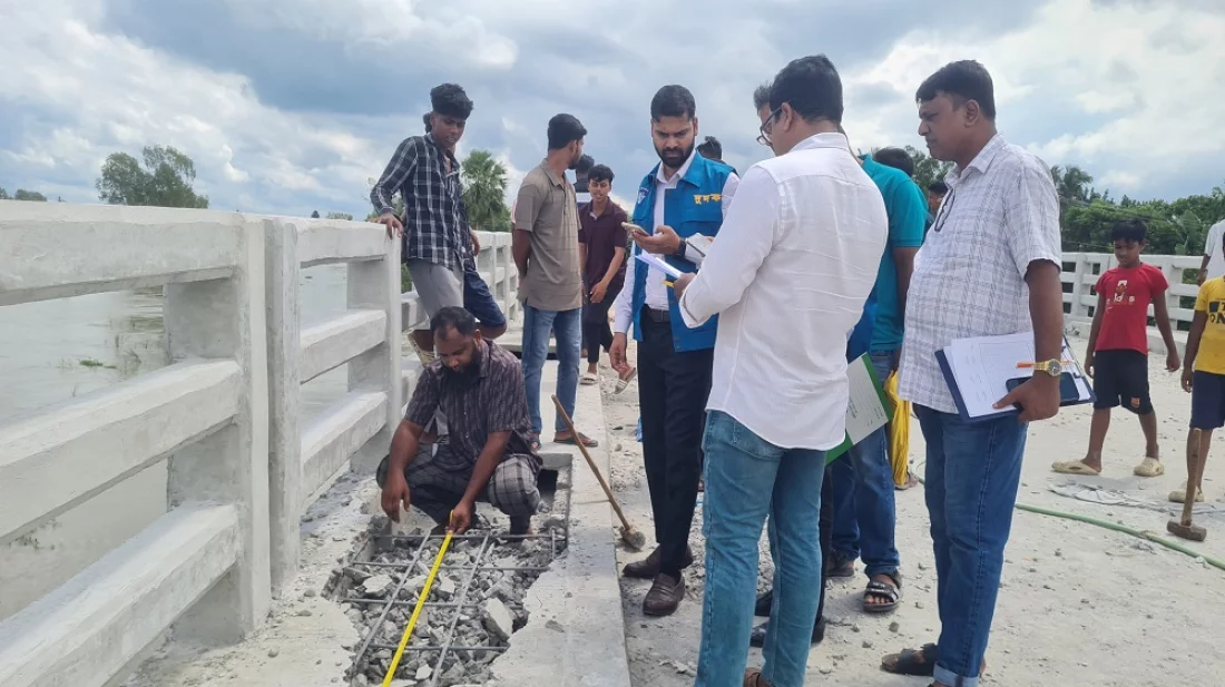১০ কোটি টাকার সেতুতে রডের বদলে বাঁশ, সরেজমিনে যা পেল দুদক