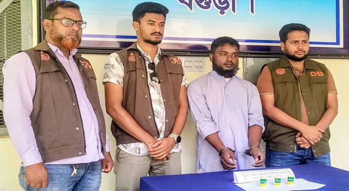 বগুড়ায় আইসসহ মাদক কারবারি গ্রেফতার
