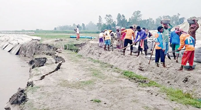 জিও ব্যাগ গিলছে যমুনা, আতঙ্কে নদীপাড়ের মানুষ