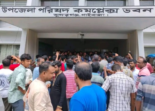 গাইবান্ধায় ফ্যামিলি কার্ড শুমারিতে নিয়োগে অনিয়মের অভিযোগ, ইউএনও-সমাজসেবা কার্যালয় তালা
