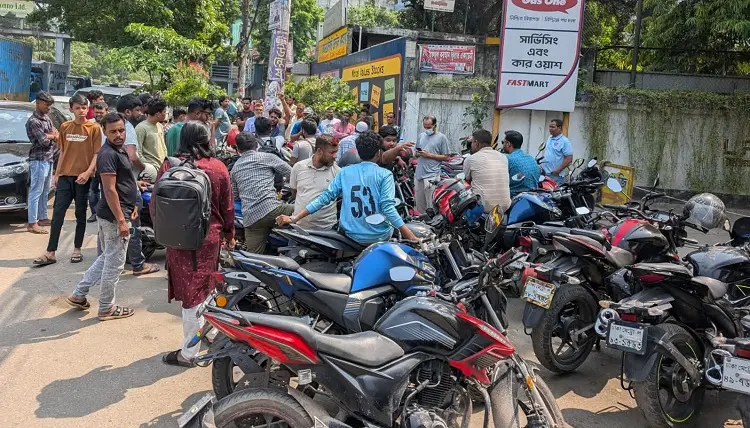জ্বালানি সংকটে আয় কমে অর্ধেকে, বিপাকে রাইড শেয়ারিং ও ডেলিভারি চালকরা
