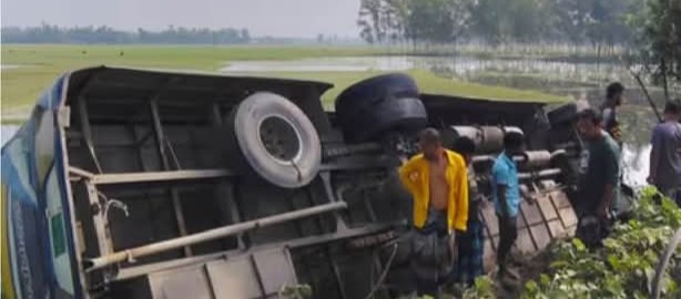 গাইবান্ধায় যাত্রীবাহী বাস খাদে পড়ে এক নারীর মৃত্যু
