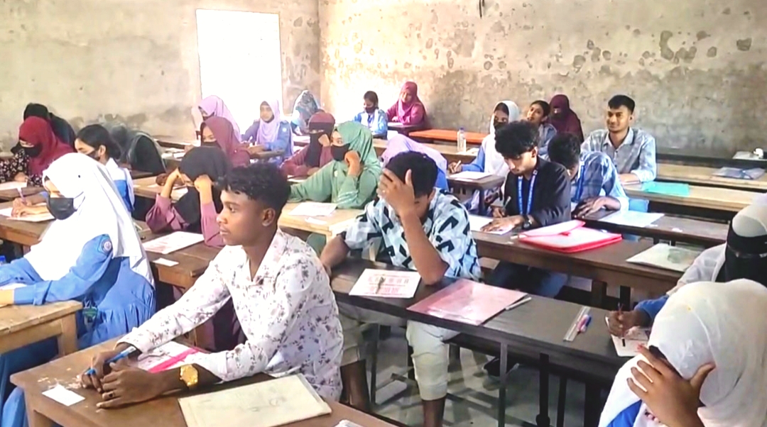 প্রবেশপত্র জটিলতা কাটিয়ে পরীক্ষায় ৭ শিক্ষার্থী