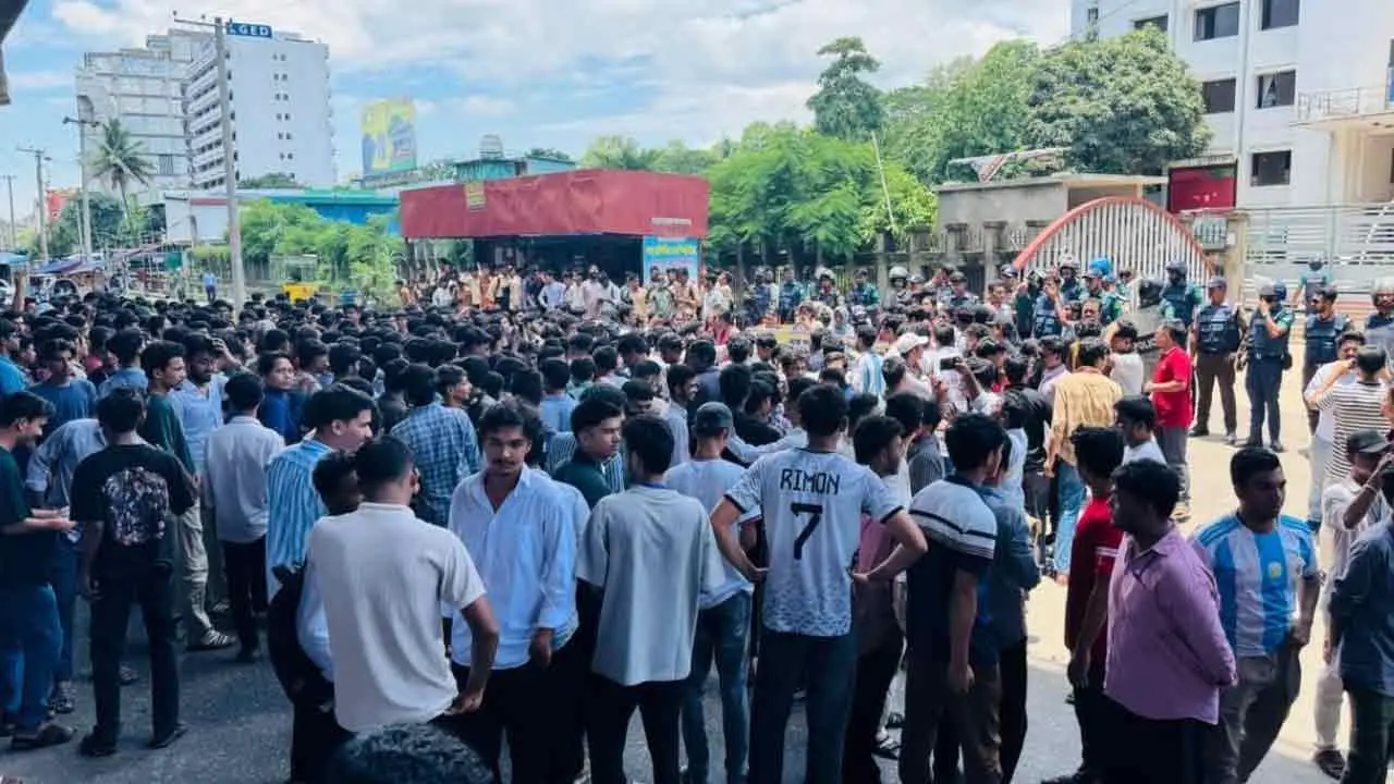 বন্যাকবলিত এলাকায় পরীক্ষা নেওয়ায় বিক্ষোভ, শিক্ষামন্ত্রীর পদত্যাগ দাবি