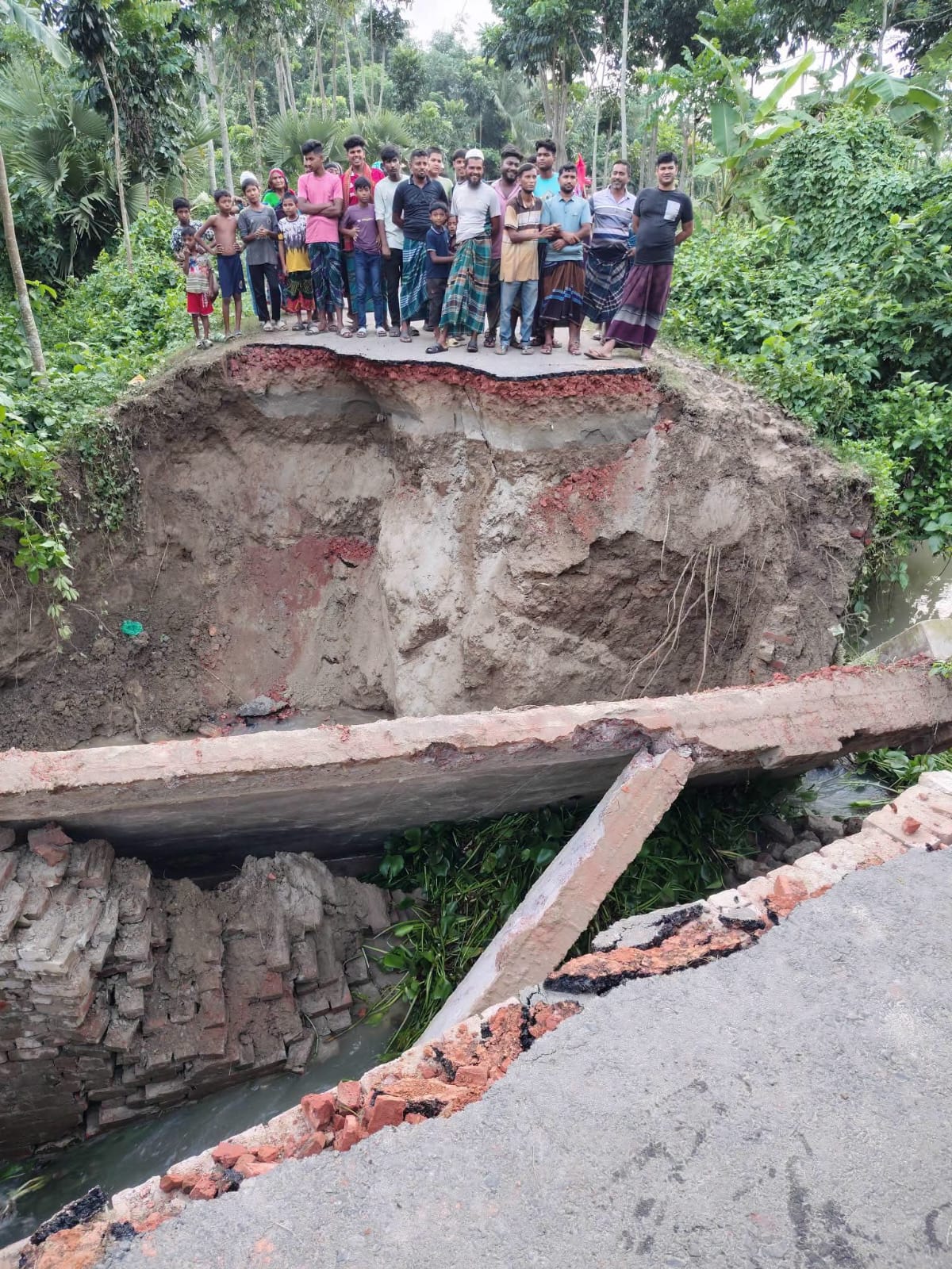 শালিখায় ব্রীজ ভেঙে ৪ গ্রামের যোগাযোগ বিচ্ছিন্ন